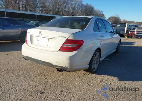2013 Mercedes-Benz C 300 Sport 4Matic z USA, uszkodzony, nr VIN WDDGF8AB5DR241653